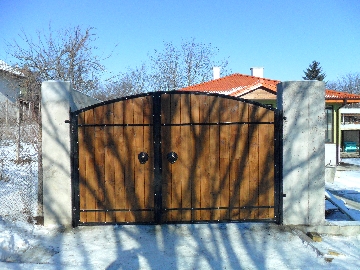 Дворни врати