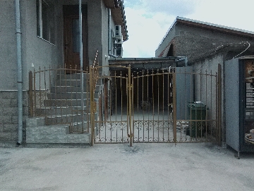 Двукрили метални врати