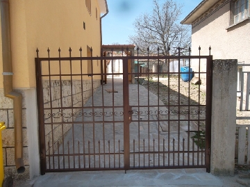 Двукрили метални врати