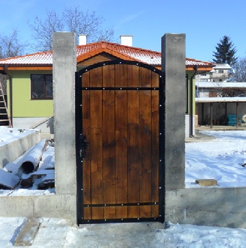 Двукрили метални врати