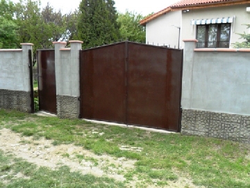 Двукрили метални врати