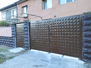 Двукрили метални врати